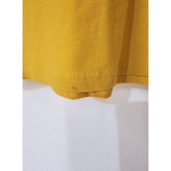 Sriracha medium yellow red authentic graphic tee - Picture 6 of 6